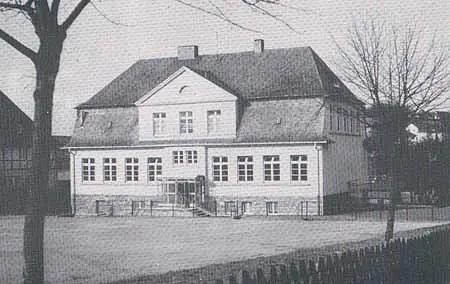 Die ehemalige katholische, spätere evangelische Volksschule. Heute Volkshochschule und Bücherei