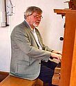 Der Organist der evangelischen Kirche Günter Brücker. 